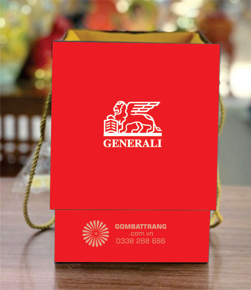 Hộp đựng quà được thiết kê sang trọng, bên trong lót lụa, cốt giấy cứng, bọc giấy xi chống thấm, in logo theo yêu cầu