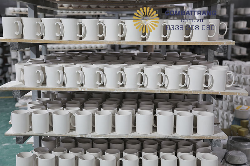 Ảnh chi tiết các sản phẩm ly sứ Bát Tràng đang trong quá trình nhúng men chờ sấy khô và cho vào lò nung, nhiệt độ nung ly sứ Bát Tràng tương đương 1.300 độ C, ra lò ly sứ rất bền , gõ vào nhau tạo ra tiếng kêu trong như tiếng ngọc, đó thực sự là ly sứ Bát Tràng rất bền