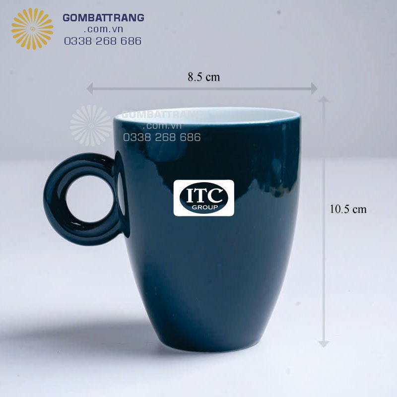Ly sứ quà tặng gốm Bát tràng dáng quai tròn. đáy thót, tròn đáy, thân bầu, miệng tròn hơi loe,  men xanh ngọc lục bảo, thiết kế thanh thoát, trẻ trung thanh lịch, in hình trên ly sứ làm quà tặng rất đẹp