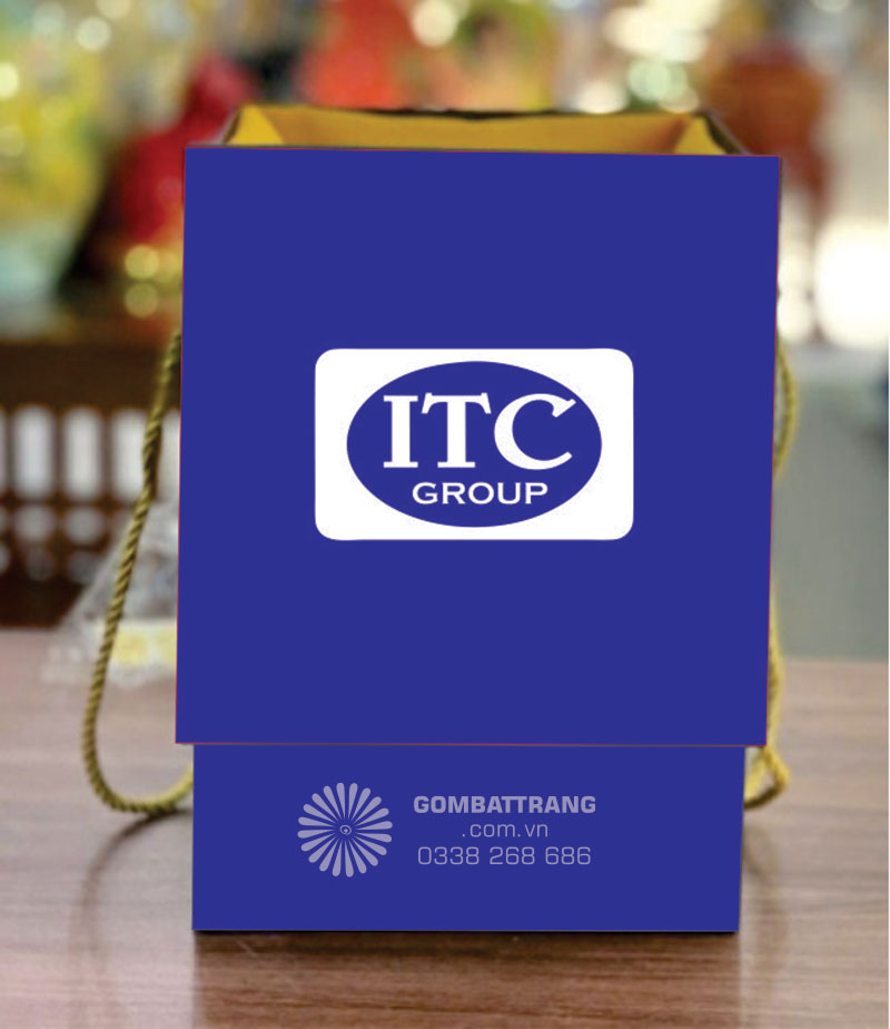 In hình trên ly sứ quà tặng gốm Bát Tràng được đựng trong hộp đựng quà sang trọng, cốt giấy cứng, bọc giấy xi chống thấm có nhiều mầu để lựa chọn, bên trong lót lụa sang trọng, nắp hộp in logo theo yêu cầu