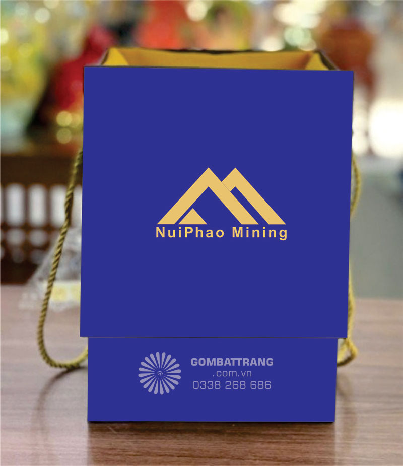 Hộp đựng quà cao cấp, bên trong lót lụa, cốt giấy carton cứng, bọc giấy xi chống thấm, in logo trên lắp theo yêu cầu