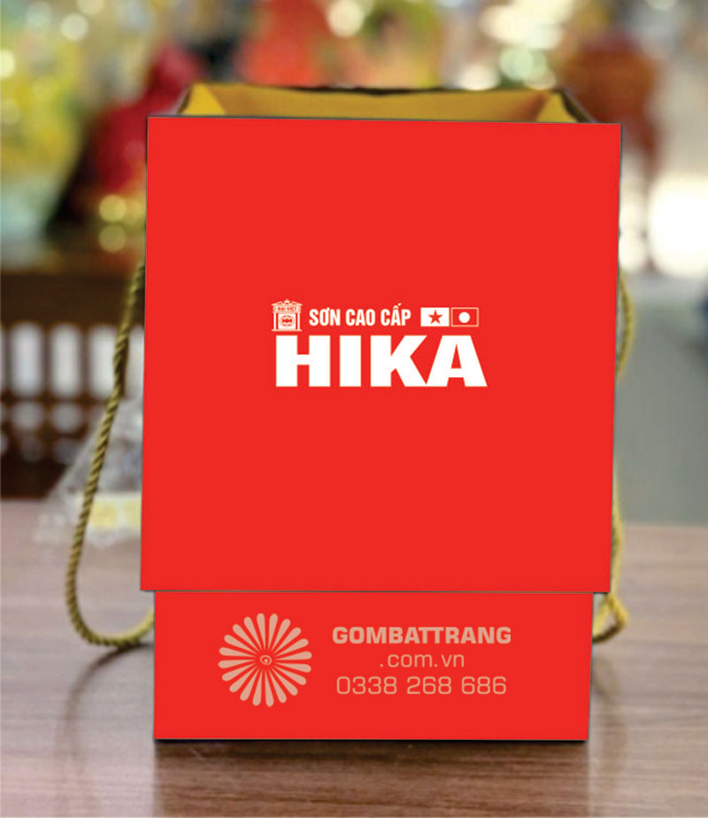 Hộp đựng quà cao cấp, cốt giấy carton cứng, bọc giấy xi trống thấm, mầu giấy xi được chọn mầu, bên trong lót lụa, nắp hộp in logo theo yêu càu, tạo sự sang trọng và lịch sự 