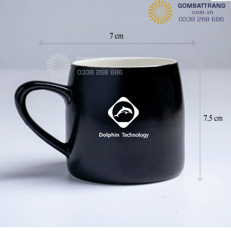 In logo trên ly sứ quà tặng gốm sứ cao cấp, thiết kế tinh tế, mầu đen bóng mịn, in logo đẹp sắc nét