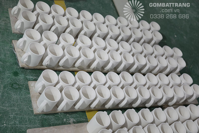 Ảnh chi tiết ly sứ gốm sứ Bát Tràng vừa tráng men , đang đợi sấy khô và cho vào lò nung