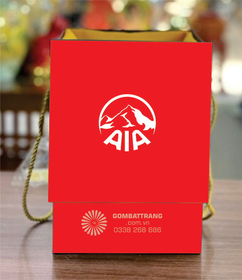 Hộp đựng quà cao cấp, cốt carton cứng, bọc giấy xi trống thấm, được chọn mầu, bên trong lót lụa, lắp được in logo theo yêu cầu, tạo sự sang trọng và đẳng cấp