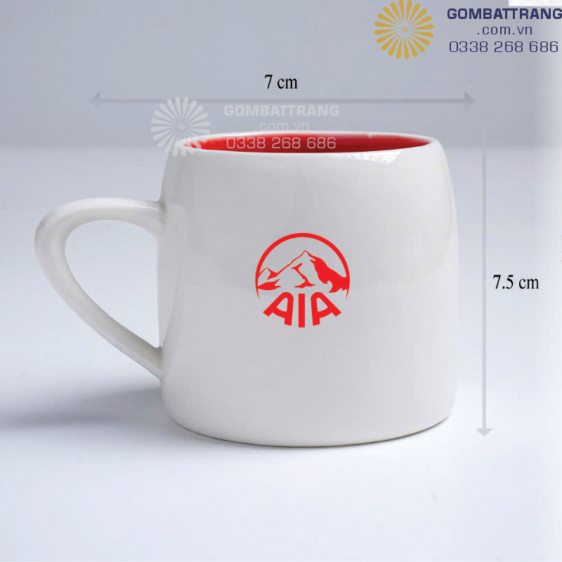 Ly sứ men trắng tinh khôi, bên trong men mầu đỏ, dáng đáy tròn, quai tròn, miệng hơi vo tròn tạo cảm giác trẻ trung, thanh lịch, chất đất được làm từ đất sét cao lanh giữ nguyên khoáng, chứa nhiều khoáng chất có lợi cho cơ thể,  nung ở nhiệt độ cao tới 1.300 độ, rất bền, ly sứ in logo theo yêu cầu rất đẹp