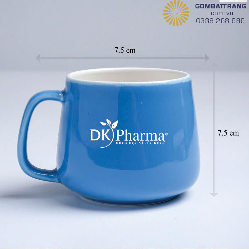 In ly sứ theo yêu cầu, kiểu dáng ly hiện đại tay cầm thanh thoát, nước men mịn sáng bóng, in trong men cực bền và đẹp