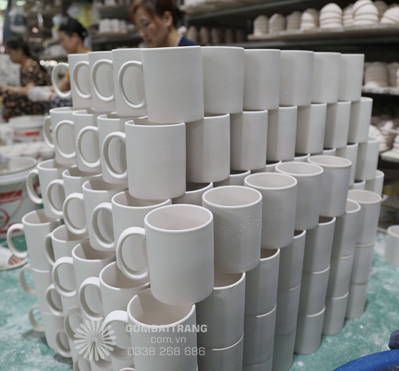 Ảnh chi tiết ly sứ gốm Bát Tràng đang được nhúng men chờ sấy khô và cho vào lò nung, ly sứ Bát Tràng được nung ở nhiệt độ sấp sỉ 1.300 độ C, ra lò ly sứ rất bền và đanh chắc