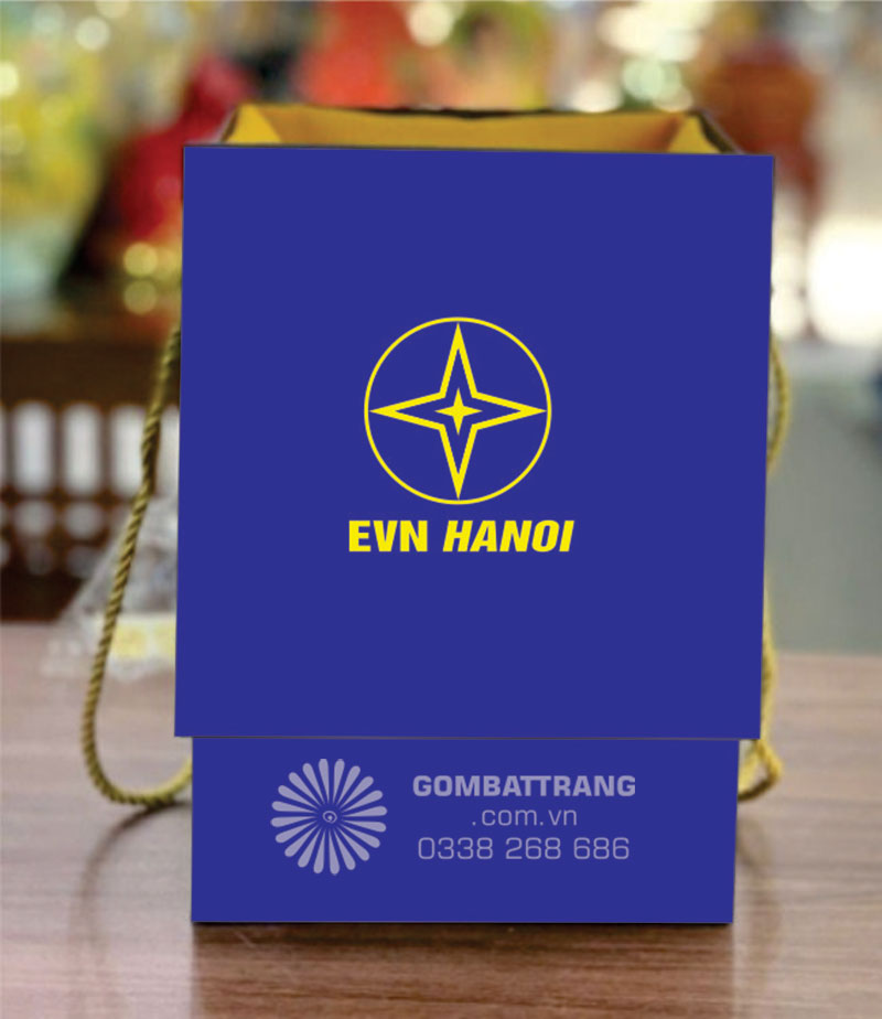 Ly sứ Bát Tràng in logo được đựng trong hộp xi lót lụa cao cấp, cốt carton cứng, bọc giấy xi trống thấm, được chọn màu giẫy xi, lót lụa sang trọng, hộp đựng được in logo theo yêu cầu, tạo sự sang trọng và đẳng cấp