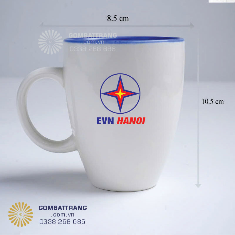 Ly sứ Bát Tràng dáng quai tròn, đáy thót, miệng hơi loe, men trắng, bên trong men mầu xanh dương, thiết kế tính tê, trẻ trung, sứ sạch, in logo rất đẹp