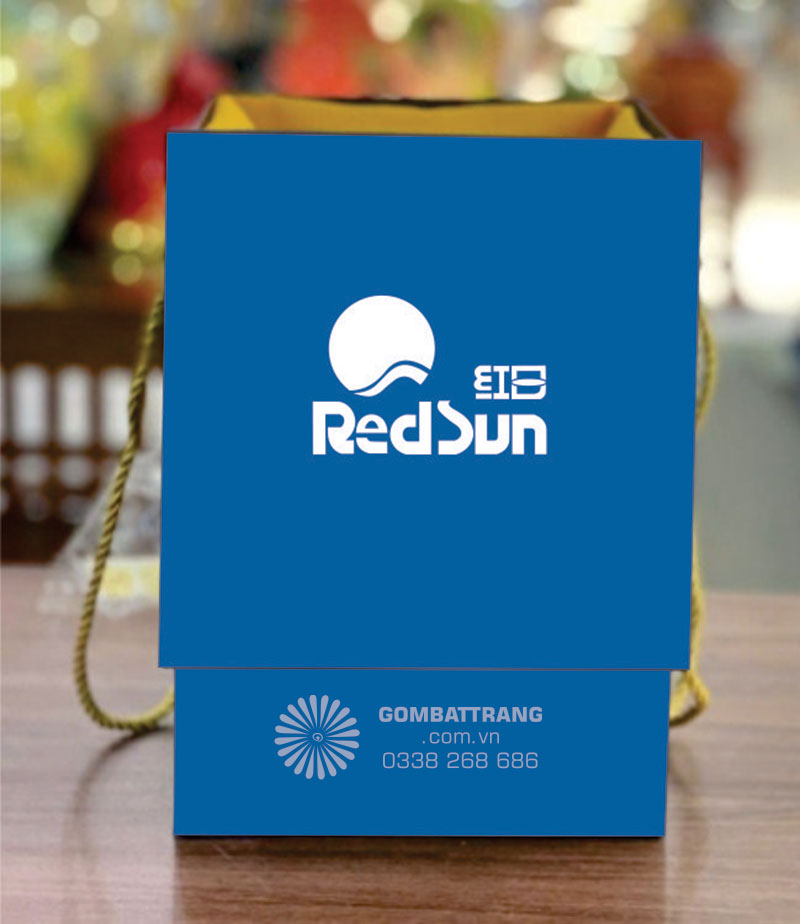Ly sứ giá rẻ gốm Bát Tràng được đựng trong hộp đựng quà sang trọng, cốt carton cứng, bọc giấy xi trống thấm, bên trong lót lụa, lắp hộp được in lgoo theo yêu cầu, sang trọng và lịch sự