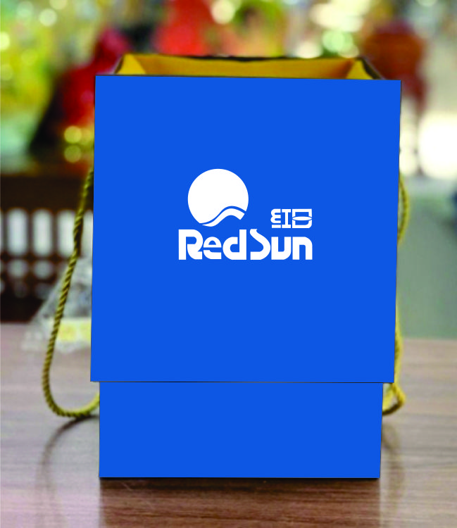 Ly sứ giá rẻ gốm Bát Tràng được đựng trong hộp đựng quà sang trọng, cốt carton cứng, bọc giấy xi trống thấm, bên trong lót lụa, lắp hộp được in lgoo theo yêu cầu, sang trọng và lịch sự
