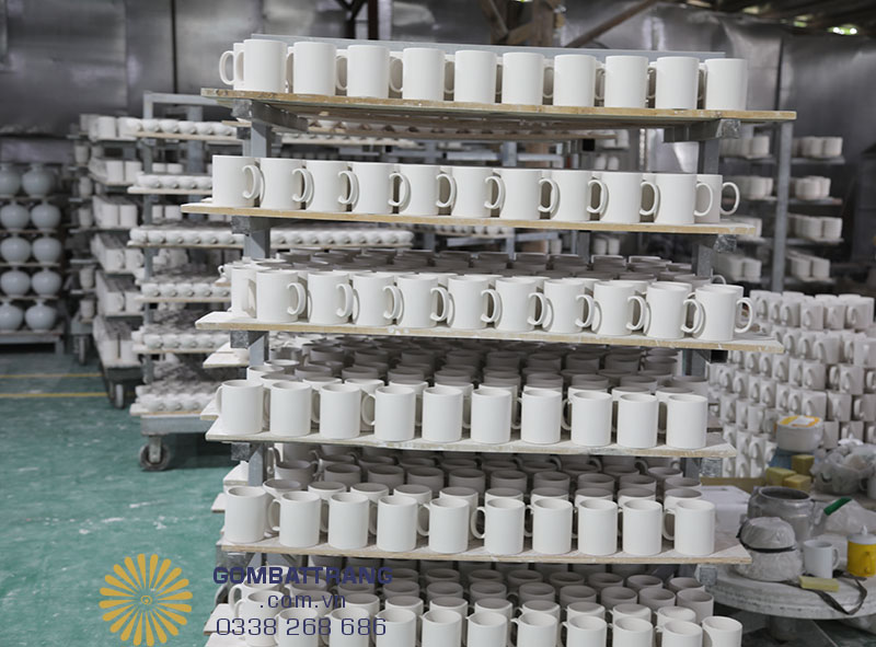 Ly sứ giá rẻ gốm Bát Tràng được sản xuất trên dây truyền hiện đại, kiểu dáng đẹp, men bền mầu, in logo trong men đẹp sắc nét