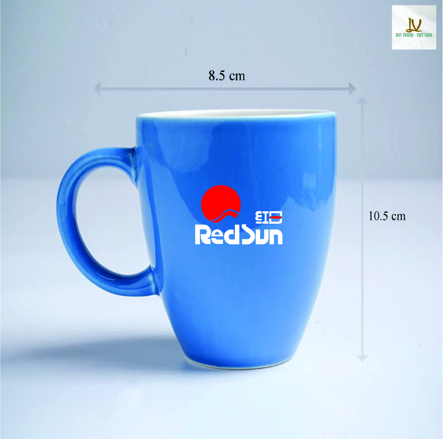 Ly sứ giá rẻ gốm Bát Tràng dáng quai tròn, đáy thót miệng hơi loe, men xanh ngọc, bên trong men trắng, thiết kế trẻ trung, thanh lịch, in logo đẹp, sang trọng