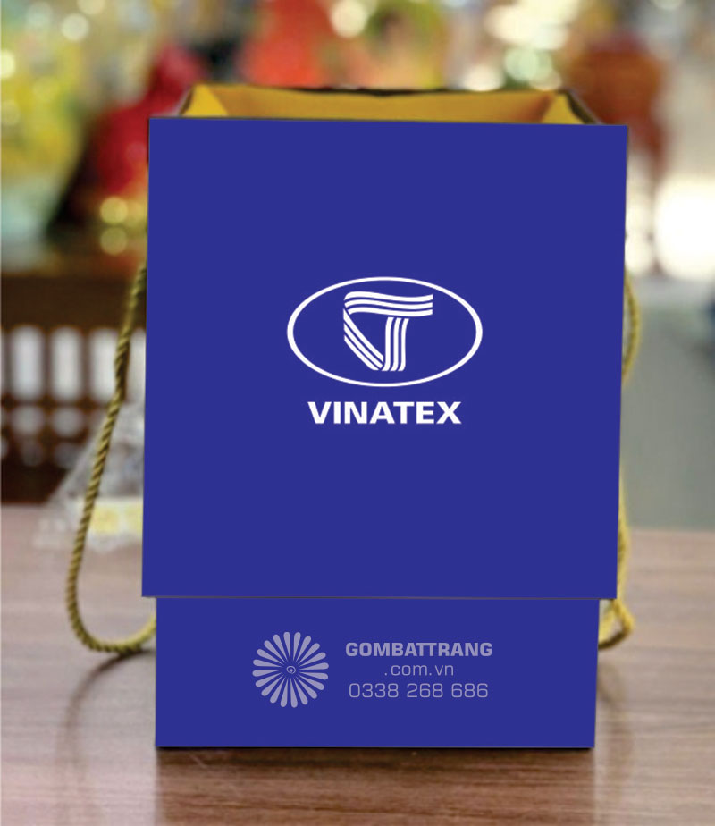 In hình lên ly sứ theo yêu cầu với hộp đựng cao cấp, cốt giấy carton cứng, giấy xi trống thấm,  lót lụa trống va đập, tạo cảm giác sang trọng, nắp hộp được in nhũ mầu theo yêu cầu