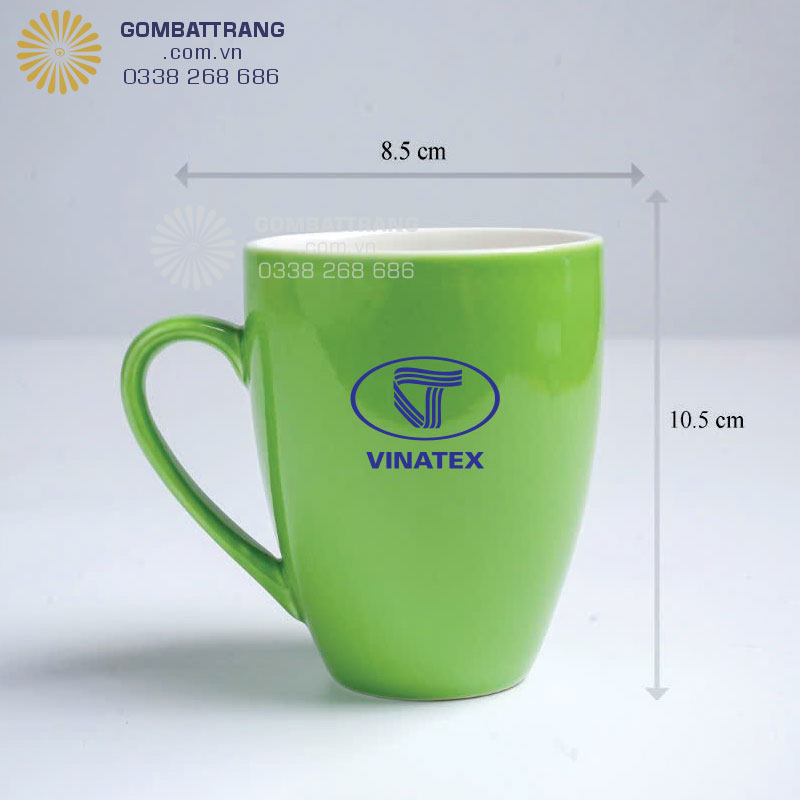 Ly sứ in hình theo yêu cầu giá rẻ, dáng quai tròn, đáy thót, thân bầu, miệng hơi loe, men xanh lá, bên trong men trắng, chất men bóng mượt bền mầu, kiểu dáng trẻ trung thanh lịch