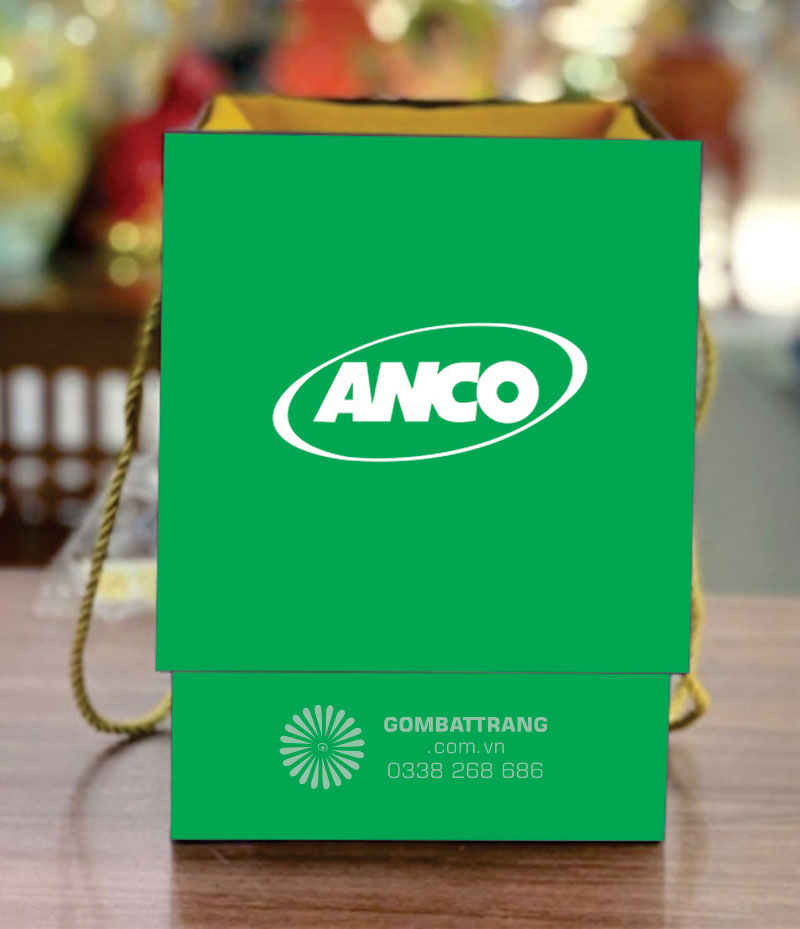 Hộp đựng ly sứ in theo yêu cầu được thiết kế riêng, cốt giấy carton cứng, giấy xi chống thấm có nhiều mầu được lựa chọn màu, bên trong lót lụa sang trọng, trên lắp hộp in logo bằng nhũ mầu theo yêu cầu rất lịch sự
