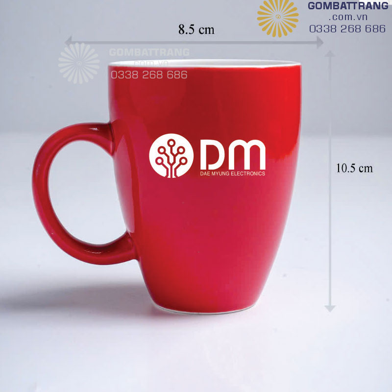 Ly sứ quai tròn, đáy thót, miệng hơi loe, men đỏ đô bên trong men trắng tinh, thiết kế trẻ trung thanh lịch, in logo theo yêu cầu