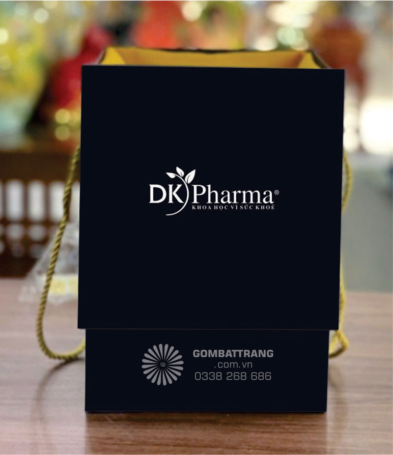 Hộp đựng quà được thiết kế riêng cốt giấy carton cứng, bọc giấy xi chống thấm, khách hàng được chọn mầu, bên trong lót lụa sang trọng, nắp hộp được in logo theo yêu cầu