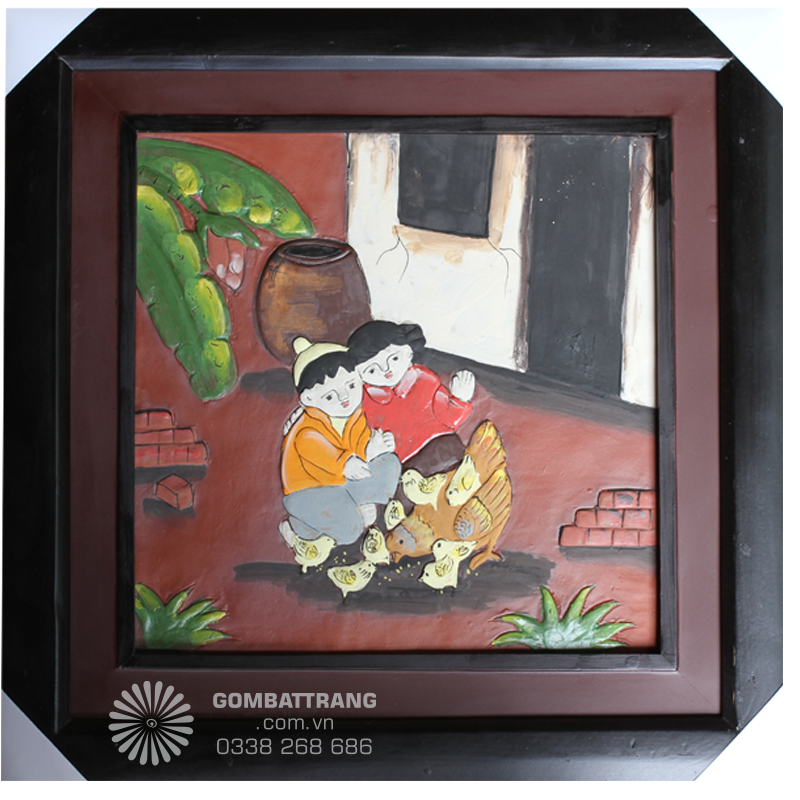 Hình ảnh em bé và đàn gà trong tranh gốm Bát Tràng gợi ký ức tuổi thơ.