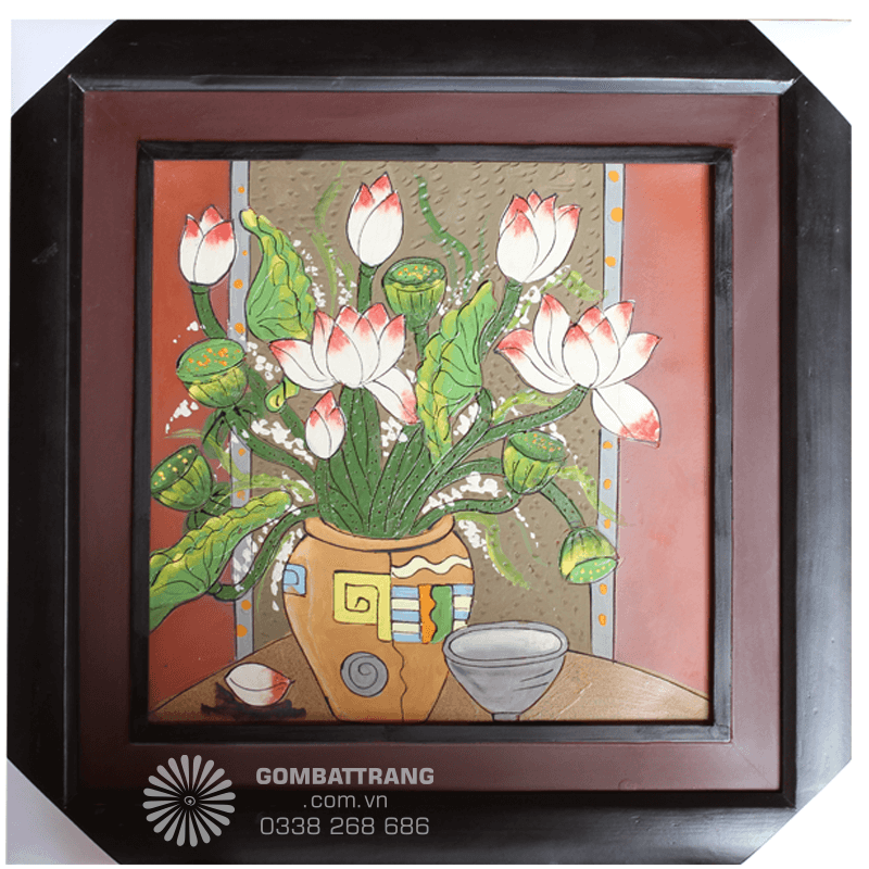 Bình hoa sen trong tranh gốm Bát Tràng biểu tượng cho sự thanh cao, thuần khiết.